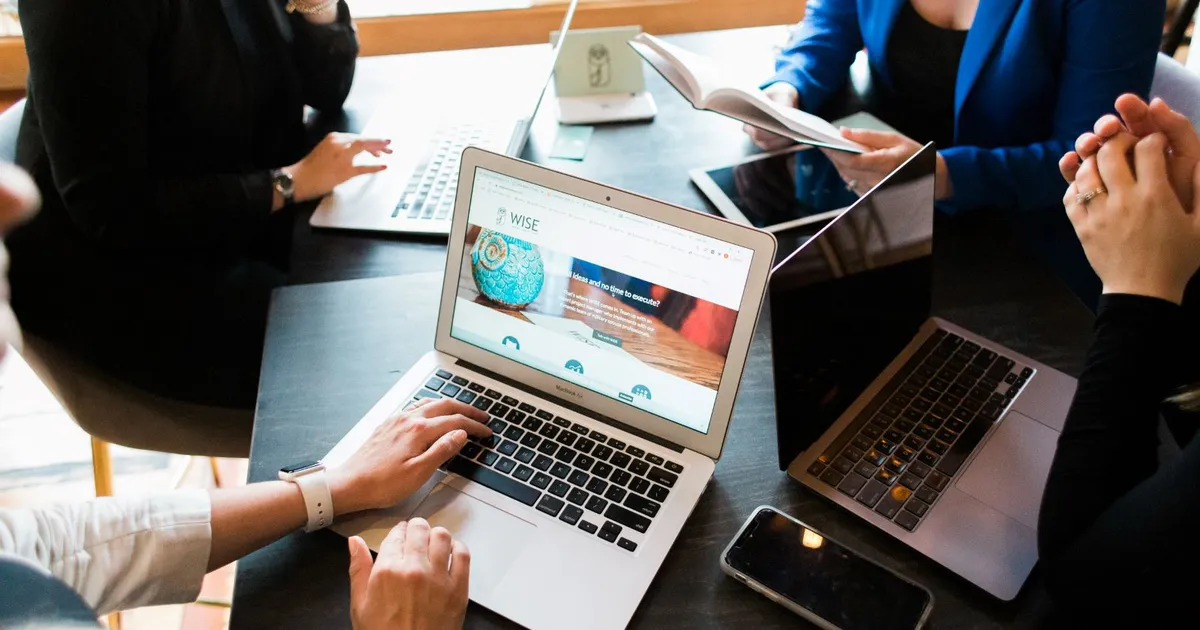 Tu dominio, hosting y accesos: ¿están a tu nombre?
